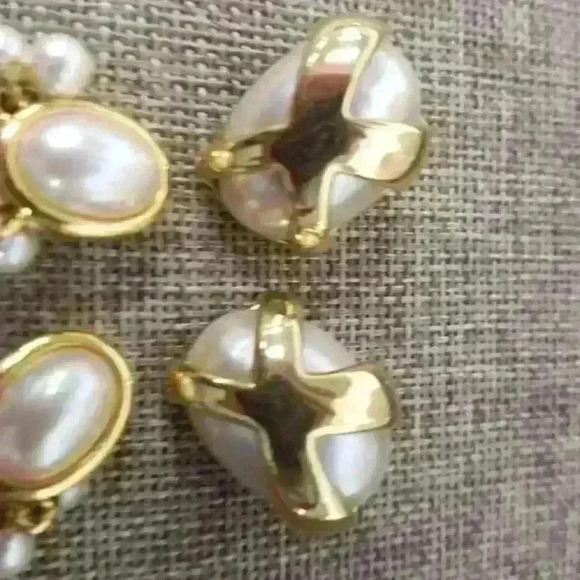 Vintage KJL and LC gold tone with pearl like clip-on earrings set - Picture 6 of 16
